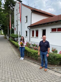 Dienststellenleiter Rainer Faust gratuliert Fabia Zang zur bestandenen Ausbildung. Foto: Malteser