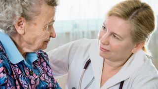 Eine Seniorin spricht mit einer ambulanten Pflegerin.