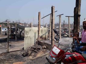Bild der Zerstörung: Hunderte Menschen sind nach einem Feuer im Flüchtlingsamp Cox´S Bazar in Bangladesch verwundet. Foto: Malteser International