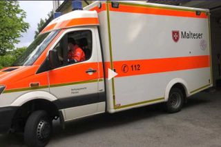 Screenshot vom Beitrag auf Niederbayern TV mit Rettungswagen